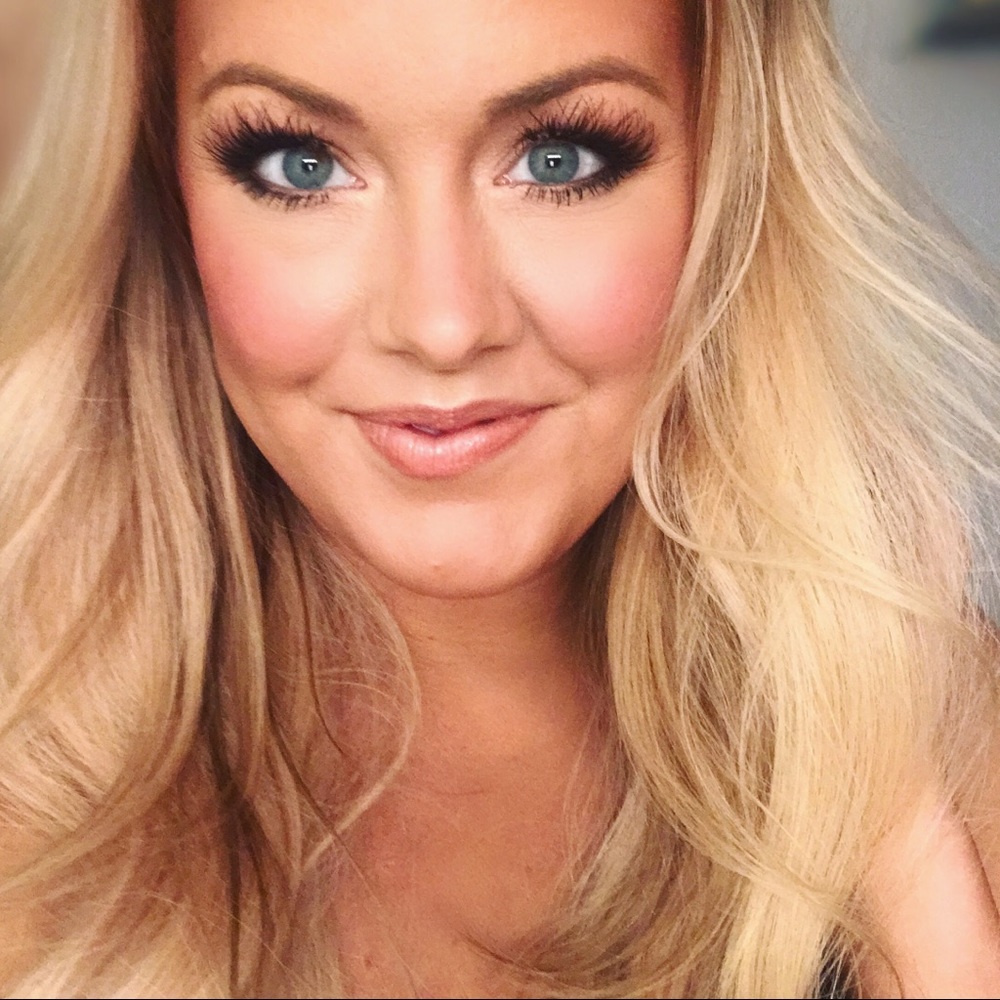 Poshmark ambassador, HEATHER 💁🏼‍♀️